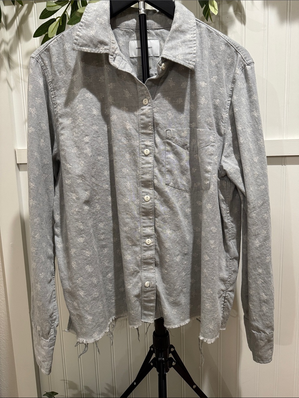#208 CURRENT/ELLIOTT Gray w White Falling Flowers Raw Hem Button-Down Shirt L